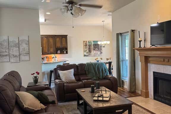 4 bd 2 bth | Central | Spacious | Grill | Crews OK - Image 1