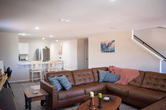New | 5 bed 3.5 bath | Long Stays OK | 2 Masters - Image 1