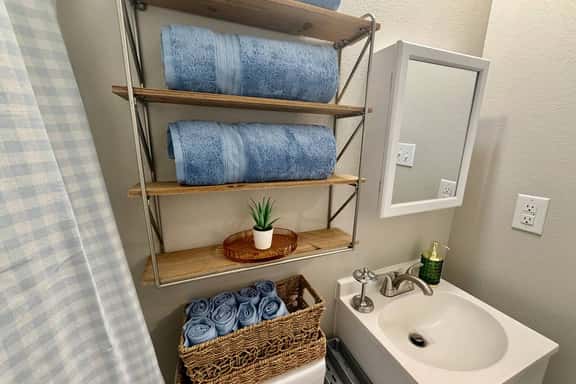 Simple & Cozy 2BR | Central | 2 QN | Crew Friendly - Image 1