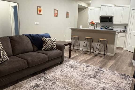 Huge 3/2 - work crew friendly - very close to 277 - Image 1
