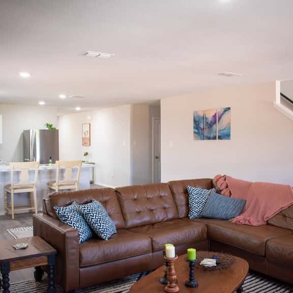 New | 5 bed 3.5 bath | Long Stays OK | 2 Masters - Image 1