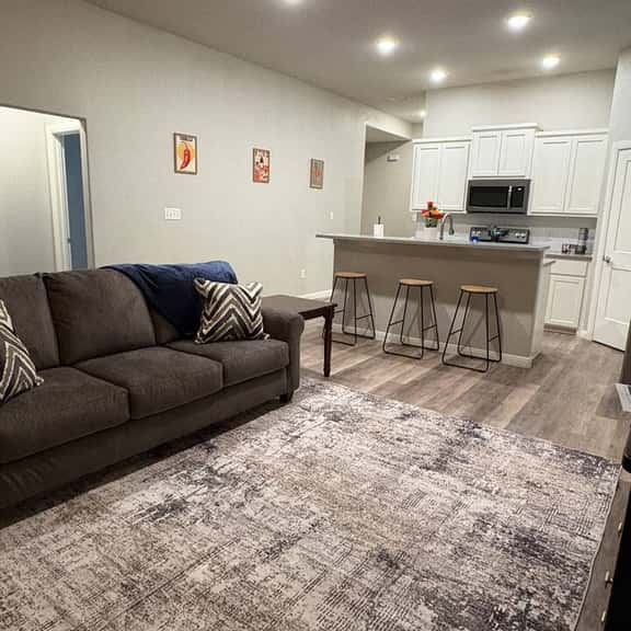 Huge 3/2 - work crew friendly - very close to 277 - Image 1